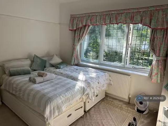 For Rent! 1 bedroom flat share for rent in Roslin Road, Bourne.