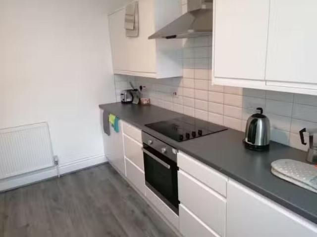 Rental! 1 bedroom house of multiple occupation for rent in Bri.