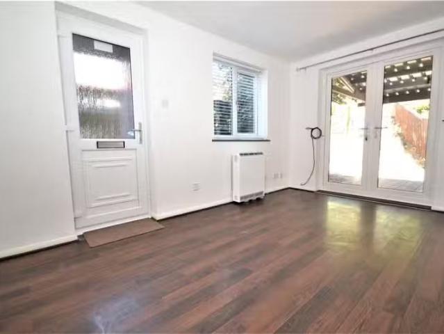 Cheap 1 bedroom house for rent in Villiers Place, Boreham, Esi.