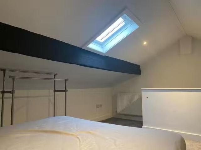 Cheap 1 bedroom house share for rent in Manchester Road, Burnl.
