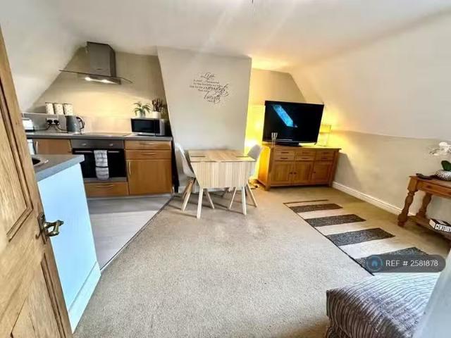 Just in! 1 bedroom penthouse for rent in Pratt Street, Soham.