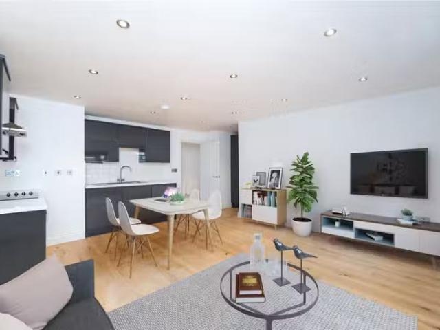 Unique 1 bedroom property to let in Heather Place, Esher, Surr.