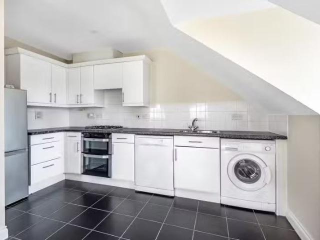 Just in! 1 bedroom property to let in Hillcroft Close, Lymingt.