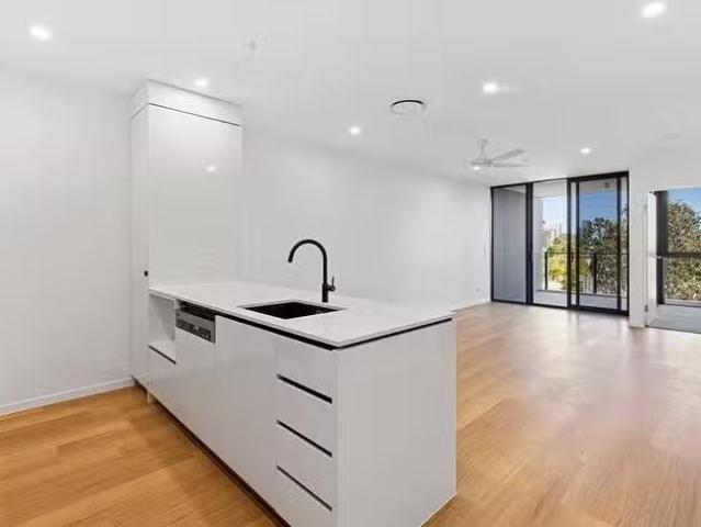Unique 1 BR 46/18 Remembrance Drive, Surfers Paradise, QLD 4217