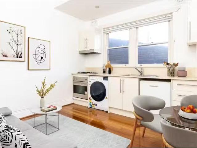 Just in! 1 BR 8/113 New South Head Road, Edgecliff Apartment f.