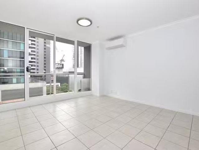 Cheap 1 BR 82/79 Whiteman Street, Southbank, VIC 3006