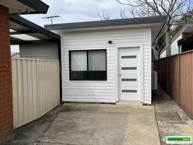 Unique 1 BR 8A Waratah Crescent, MACQUARIE FIELDS, NSW 2564.