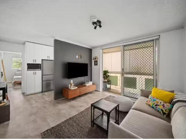 Cheap 1 BR 9/520 New Canterbury Road, Dulwich Hill Apartment f.