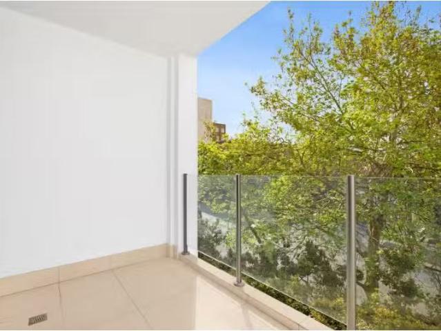 Nice 1 BR 204/107 Chandos Street, Crows Nest Apartment for ren.