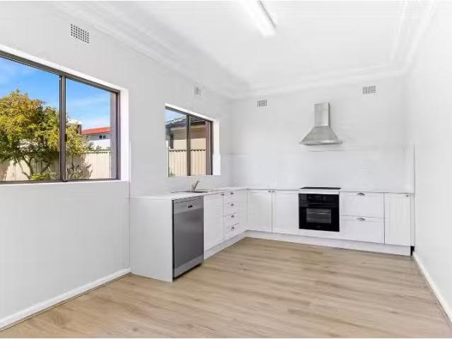 Unique 1 BR 2/10 Hillview Street, Sans Souci Townhouse for ren.