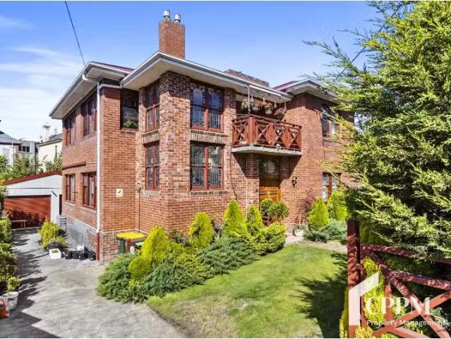 Unique 1 BR 3/5 Clare Street, New Town Apartment for rent Lis.