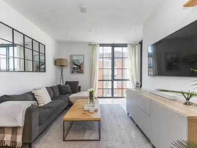 Nice 1 BR Berkshire Road, London