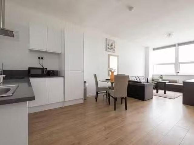 Nice 1 BR Halfords Lane