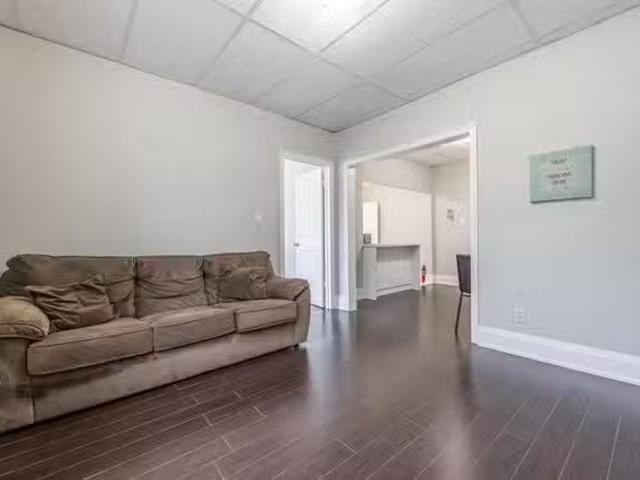 For Rent! 1 BR Queen Street