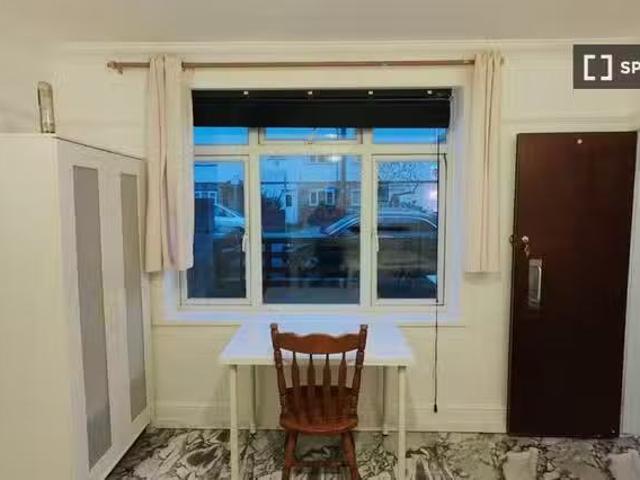 Charming 1 BR Room in shared 4 bedroom flat for rent in Dockla.