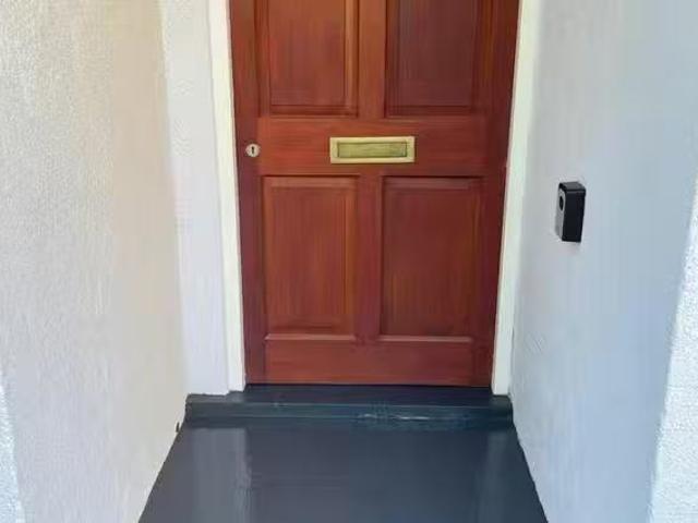 Deal! 1 BR Smithwood Close, London