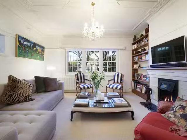 Charming 20 Ellerslie Place, Toorak, VIC 3142