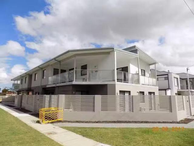 Deal! 2/145 Keane Street, Cloverdale, WA 6105