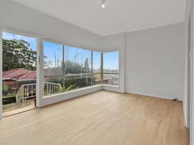 For Rent! 2/16 Kelvin Road, Coniston, NSW 2500