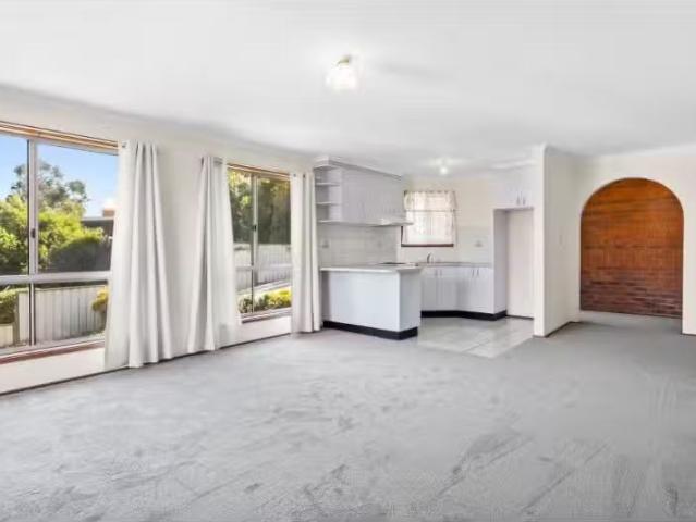 Charming 2/18 Caroline Place, Queanbeyan Townhouse for rent L.