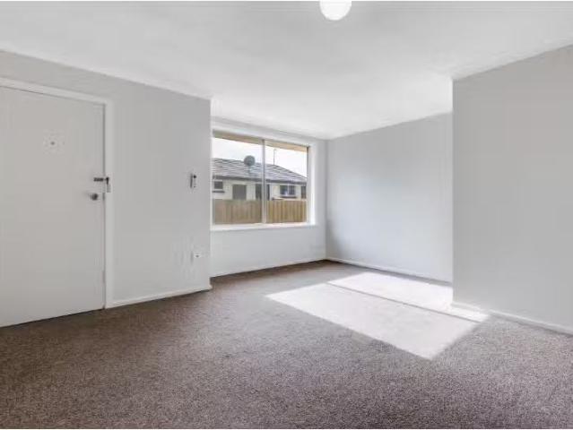 Cozy 2/1050 Caratel, THURGOONA Apartment for rent Listed by A.
