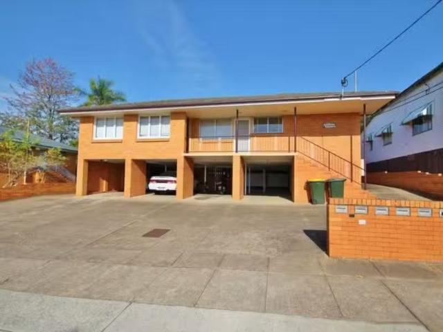 Just in! 2/10 Henry Street, Greenslopes Apartment for rent Li.