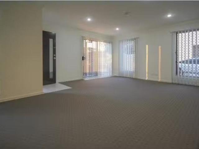 Unique 2/115 Waminda Street, Morningside Townhouse for rent L.