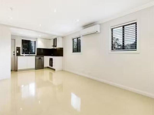 Rental! 2/131 Windsor Road, Northmead House for rent Listed b.