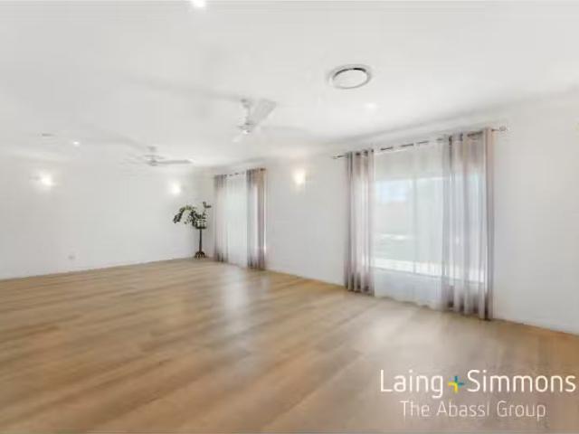 Charming 21 Trinity Drive, Cambridge Gardens House for rent L.