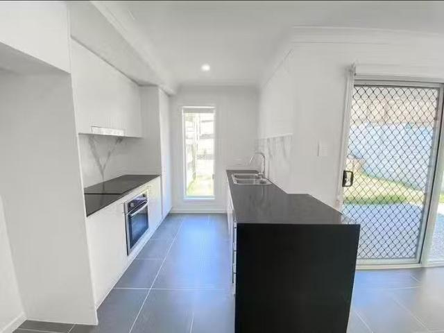 Charming 2/25 Radcliffe Court, Bellbird Park, QLD 4300