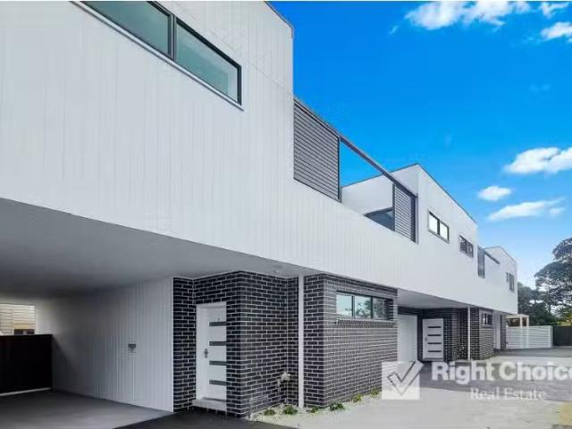 Deal! 2/27 Wooroo Street, Albion Park Rail Townhouse for rent.