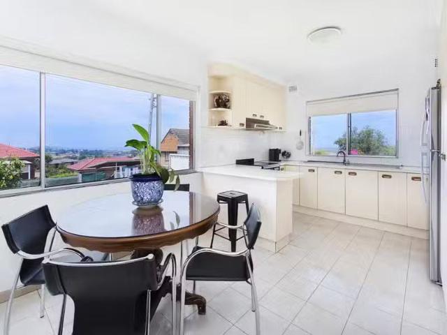 Deal! 2/207 Flagstaff Road, Lake Heights Townhouse for rent L.