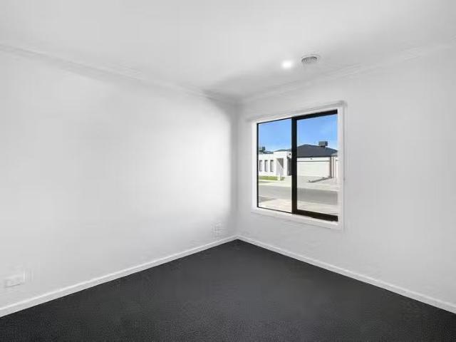 Deal! 22 Ficus Circuit, Wallan, VIC 3756