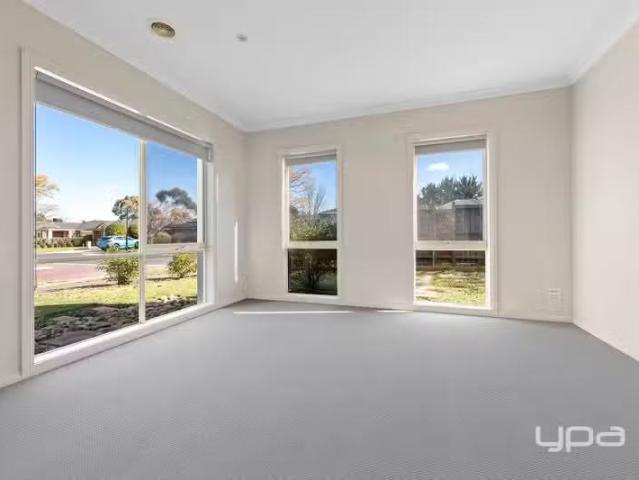 Deal! 22 French Crescent, Caroline Springs VIC 3023