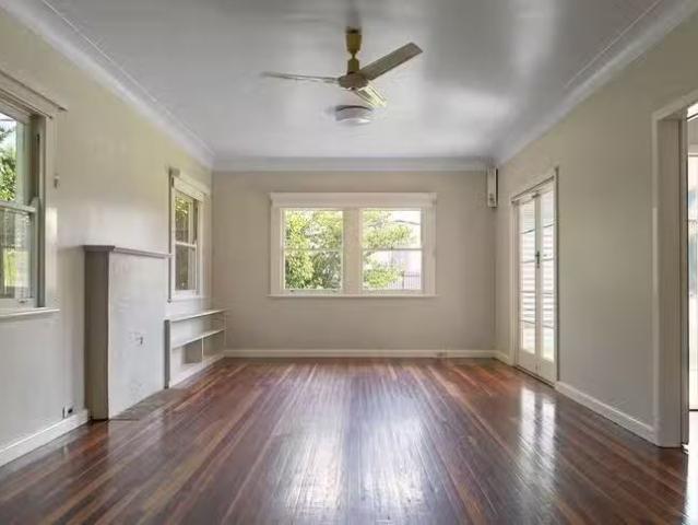 Cozy 22 Hennessy Street, Harristown, QLD 4350