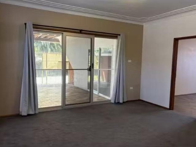 Cheap 22 Robin Crescent, Woy Woy House for rent Listed by Che.