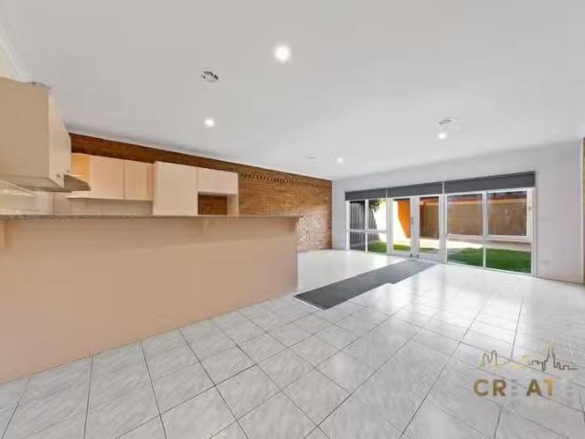 Just in! 2/35 Ballarat Road, Maidstone VIC 3012