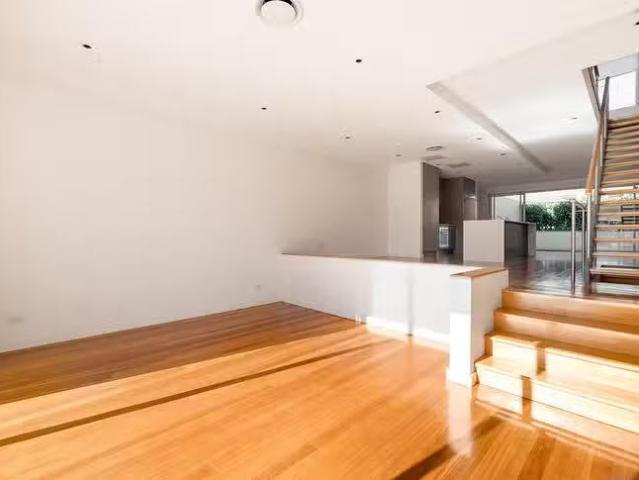 Just in! 23 Alfred Road, Forest Lodge, NSW 2037