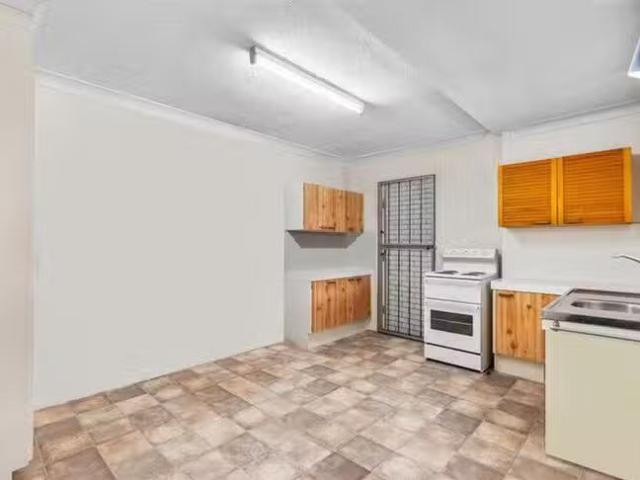 Charming 2/3 Parkhill Street, Chermside, QLD 4032