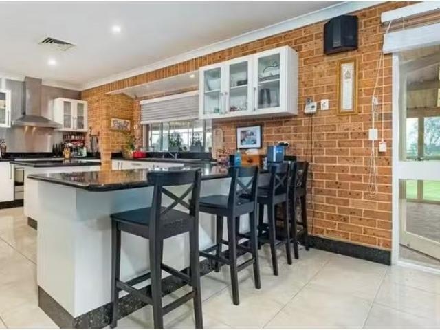 Unique 240 244 Luddenham Road, ORCHARD HILLS House for rent L.