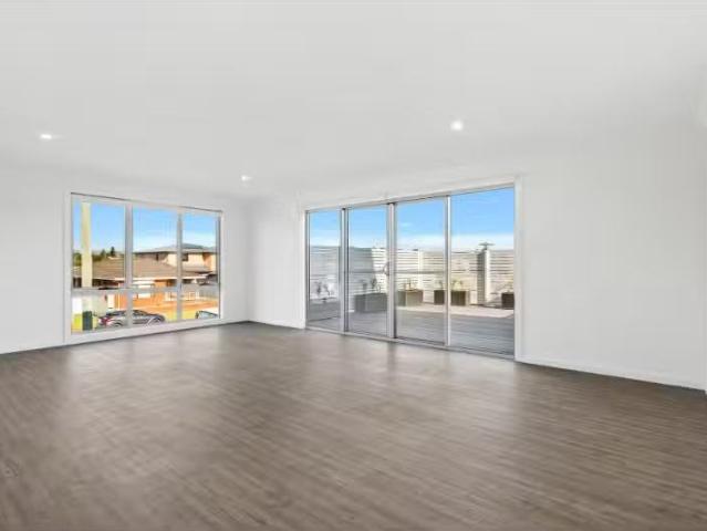 Unique 2/4 Addison Avenue, Lake Illawarra Townhouse for rent.