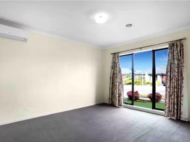 Deal! 24 Hardware Lane, Taylors Hill VIC 3037