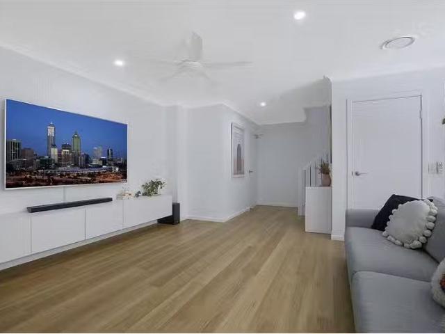 Unique 2/58 Burrai Street, MORNINGSIDE Townhouse for rent Lis.