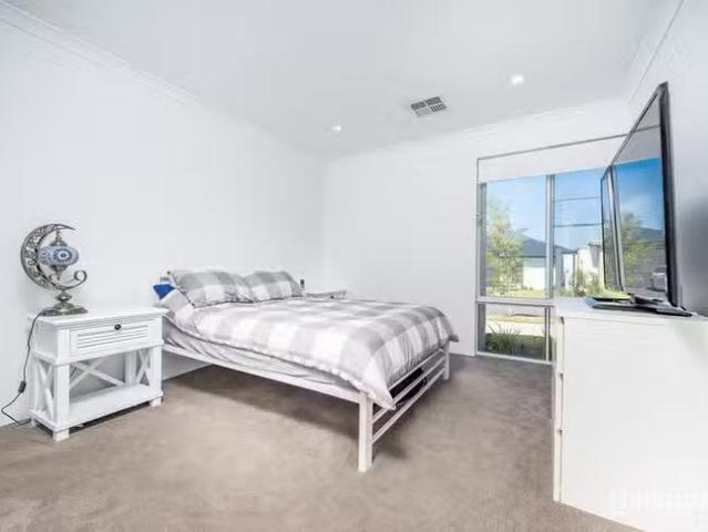 Deal! 26 Sandpatch Parkway, Eglinton, WA 6034