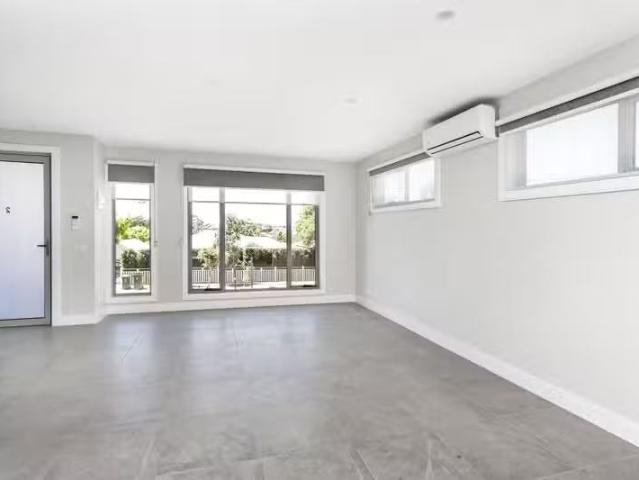 Just in! 2/7 Garnet Street, Essendon West VIC 3040