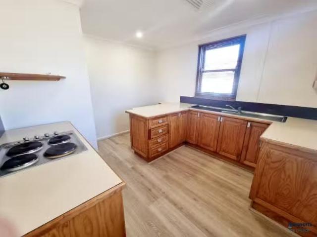 Unique 27 Murdoch Street, BLACKETT House for rent Listed by E.