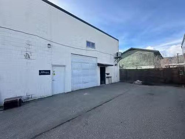 Deal! 2811 44 Avenue, Vernon, BC, V1T 7P4 commercial for lea.