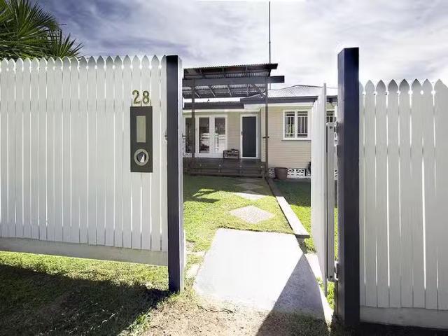 Unique 28 Heilbromm Street, Stafford Heights, QLD 4053