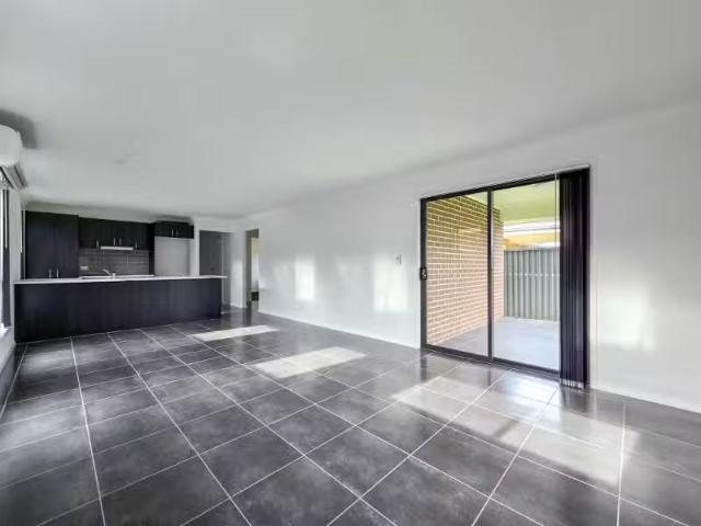 Just in! 28 Limestone Avenue, SPRING FARM House for rent List.