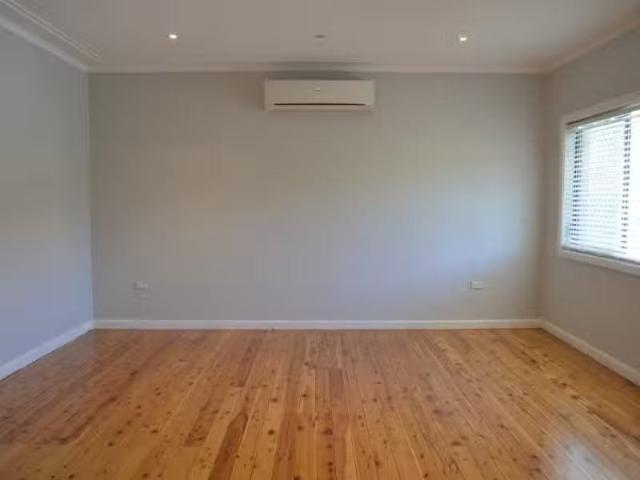 Deal! 28 Main Street, KILLARNEY VALE House for rent Listed by.
